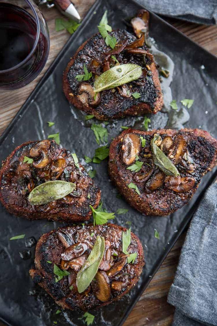 Filetto Mignon Grigliato guarnito con salsa al burro marrone ai funghi con testo pinterest