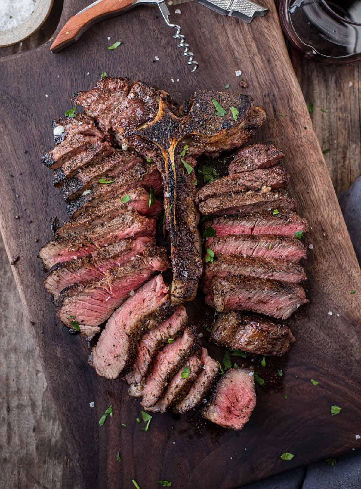 Guida al Sangiovese 5 Bistecca Porterhouse affettata abbinata a un bicchiere di vino Sangiovese