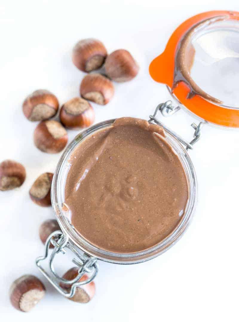 Un barattolo di Nutella fatta in casa con nocciole affumicate