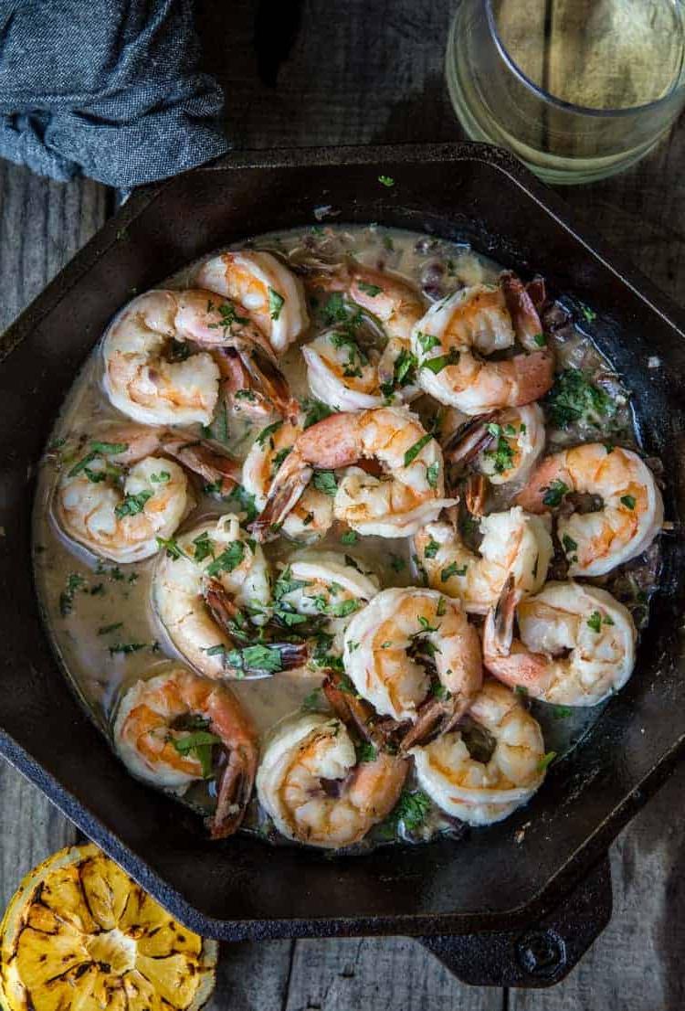 Gamberi alla Griglia con Salsa all'Aglio, Vino e Burro 5 Gamberi Grigliati all'Aglio con Salsa al Burro e Vino Bianco in una padella di ghisa