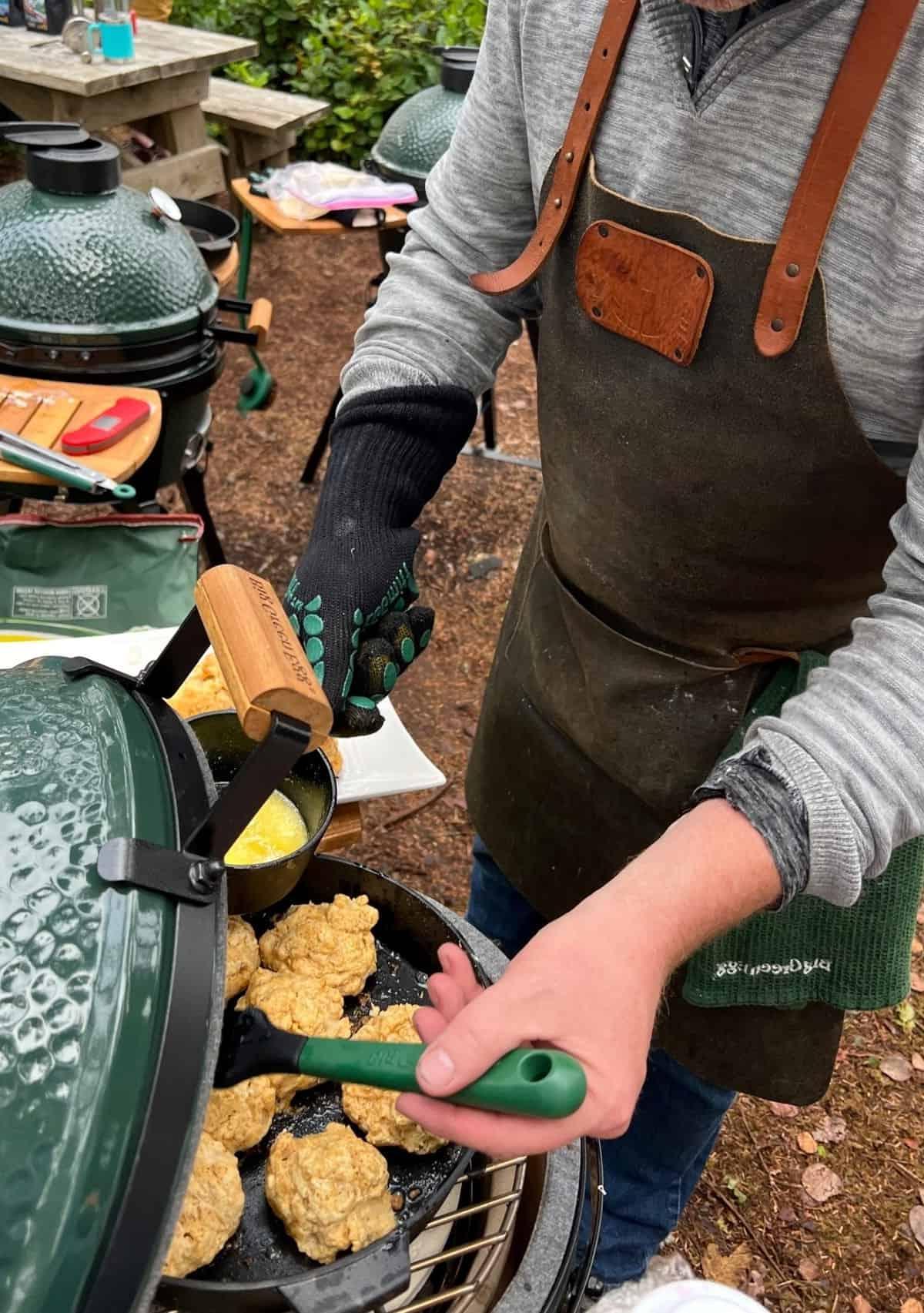 I Migliori Biscotti al Latticello (nella Ghisa) 5 Sean Martin di Vindulge spennella biscotti senza formina sul Big Green Egg con burro fuso.