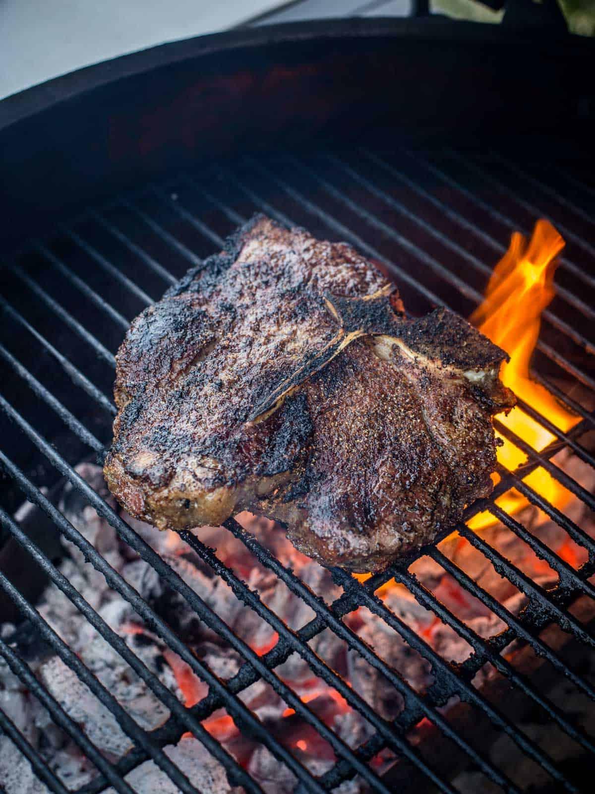 Bistecca Porterhouse Alla Griglia – Cottura Inversa 5 Una Bistecca alla Porterhouse sulla Griglia.