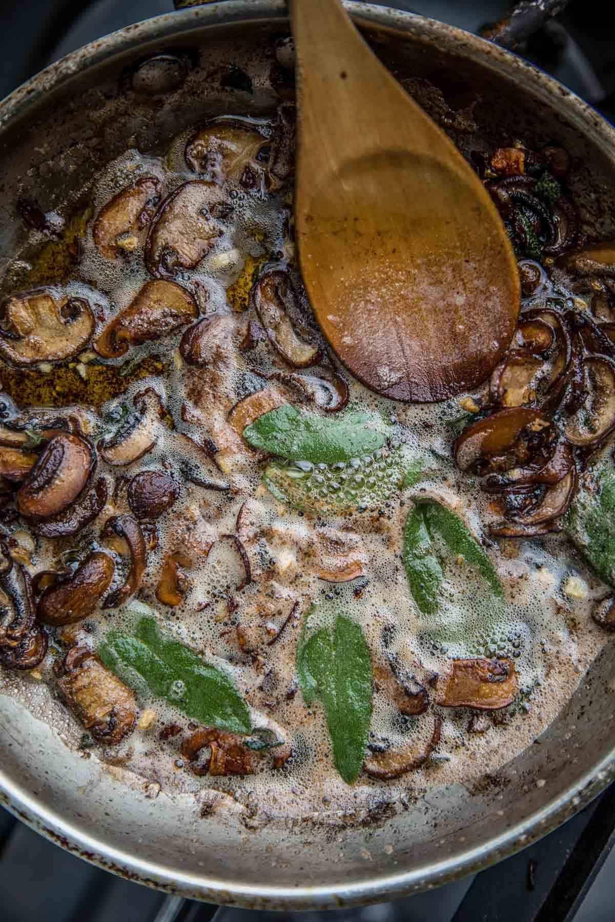 **Filetto di Manzo alla Griglia con Salsa ai Funghi e Burro Nocciola** 5 Una salsa ai funghi al burro nocciola e salvia che cuoce in una padella.