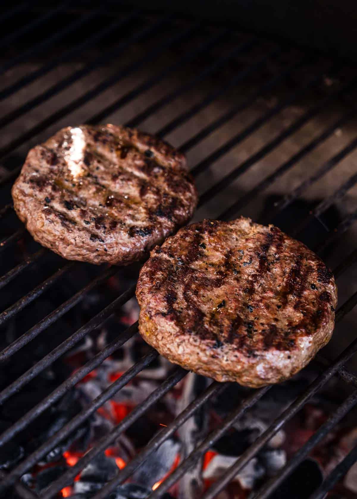 Ricetta dell'Hamburger Affumicato con Formaggio 5 Scottatura per finire l'hamburger.