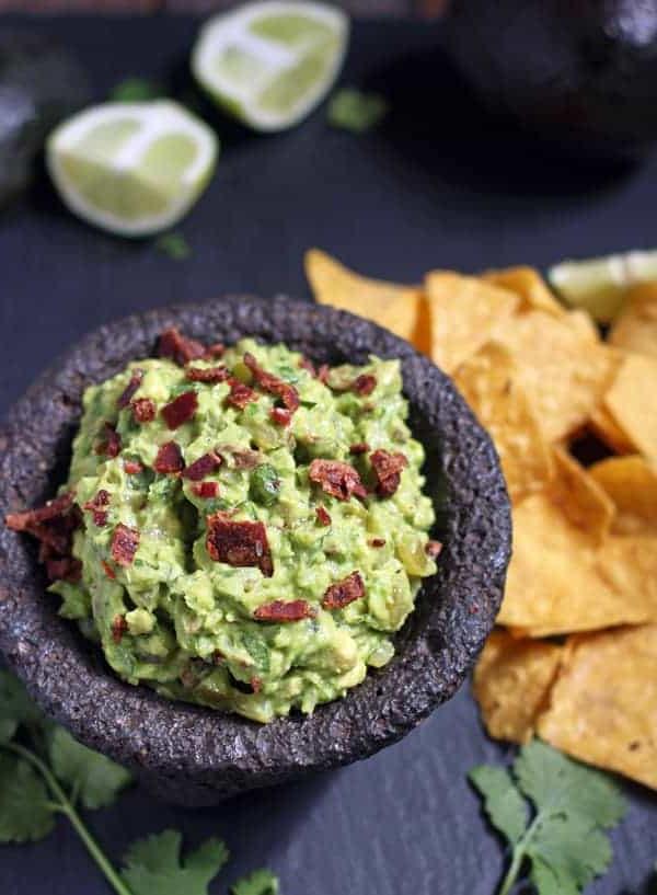 Ricette per il Cinco de Mayo per la Griglia o l'Affumicatore 5 Guacamole Affumicato con Pancetta e Tomatillo