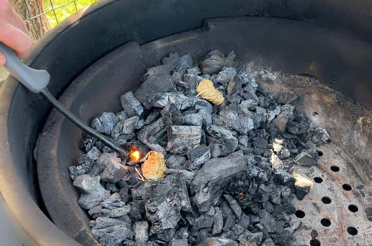 Come Usare il Big Green Egg Egg Genius 5 Accendifuoco che accendono il carbone in un big green egg.