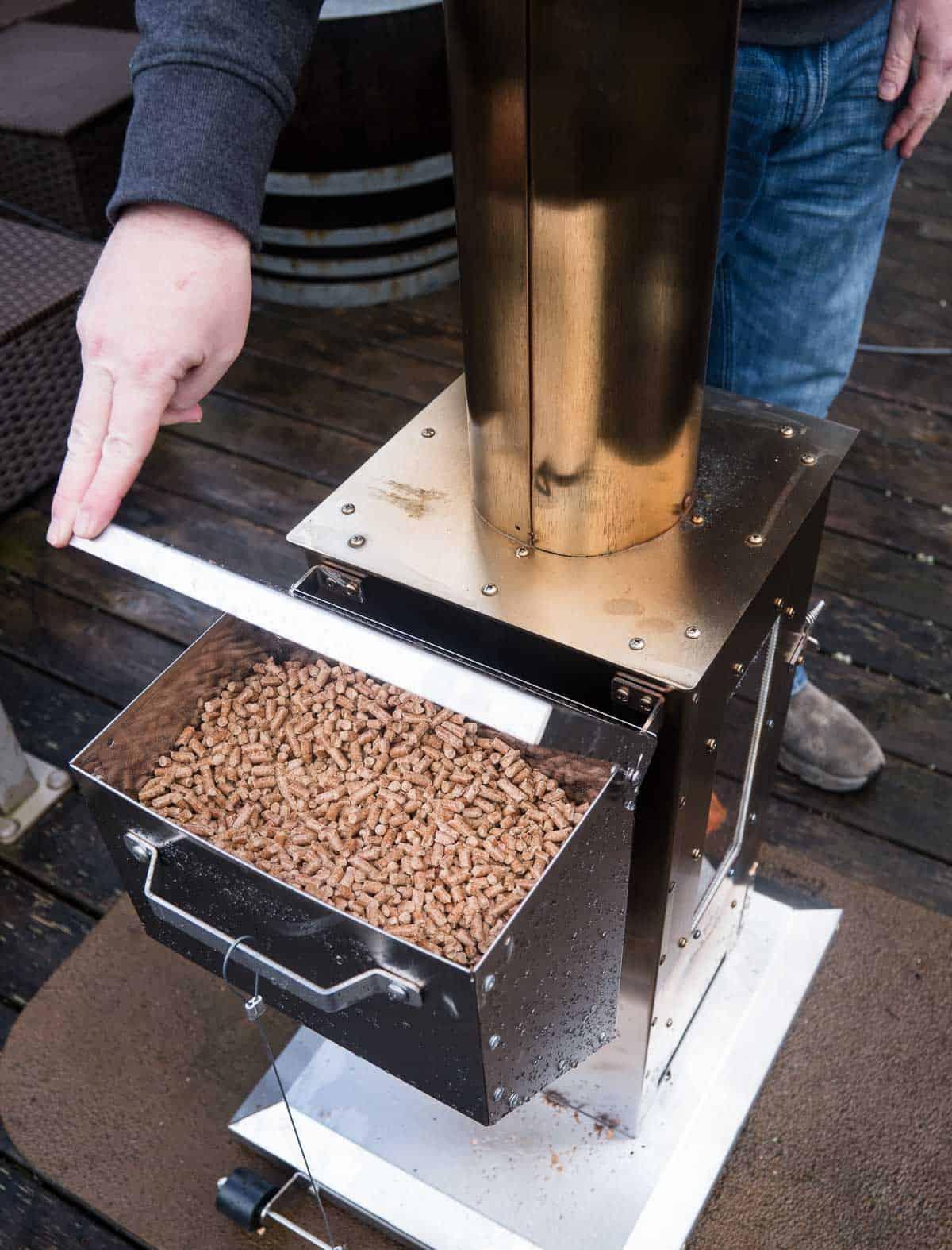 Timber Stoves Big Timber Stufa da Esterno a Pellet di Legno Recensione del Prodotto 5 Contenitore pellet su riscaldatore da patio