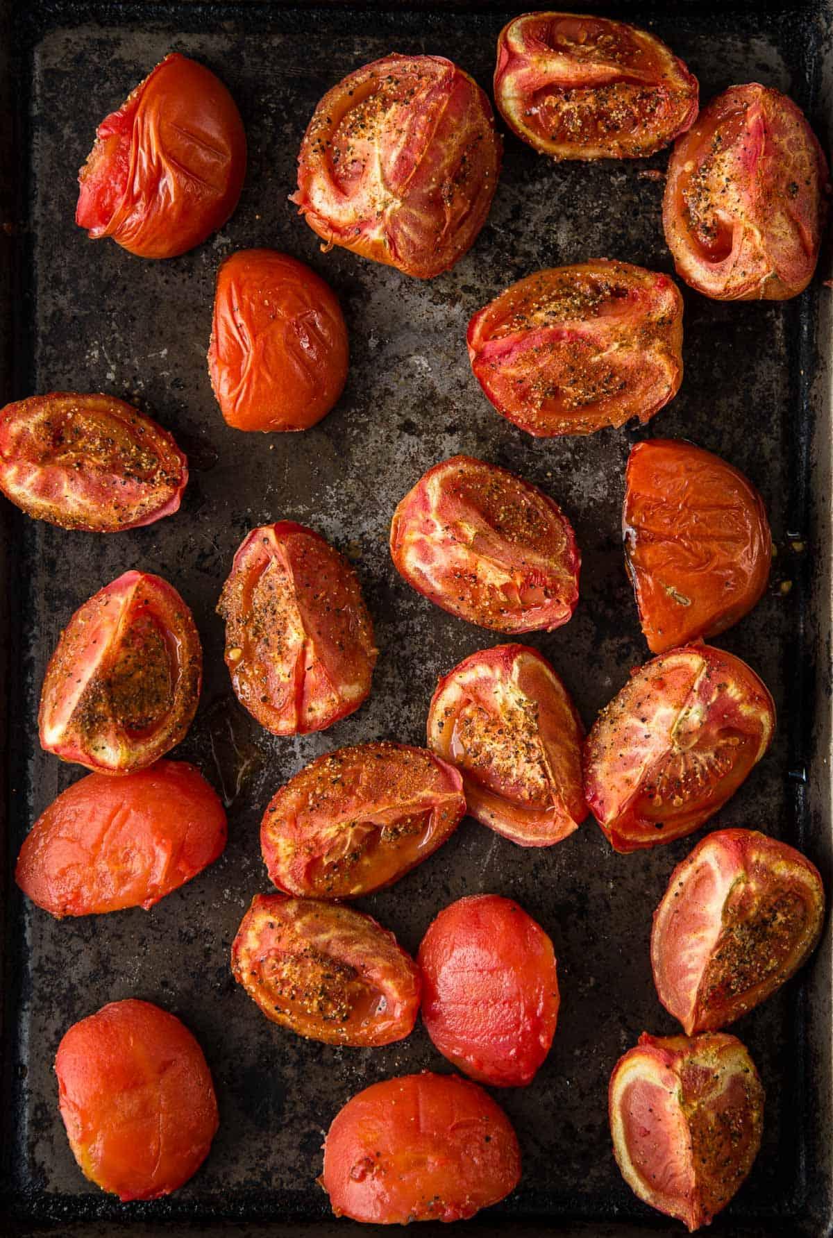 Salsa Marinara di Pomodoro Affumicato 5 Una teglia piena di pomodori affumicati