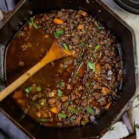 Zuppa di salsiccia affumicata e lenticchie 5 Una pentola di zuppa di lenticchie e salsiccia affumicata