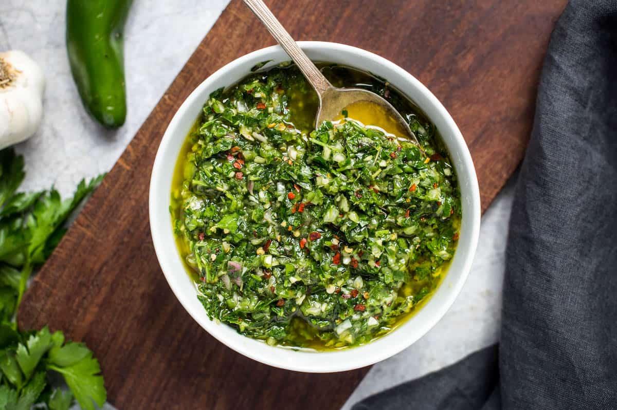 Salsa Chimichurri al Jalapeño – Condimento Perfetto per Bistecca 4 Salsa chimichurri al jalapeño in una ciotola bianca