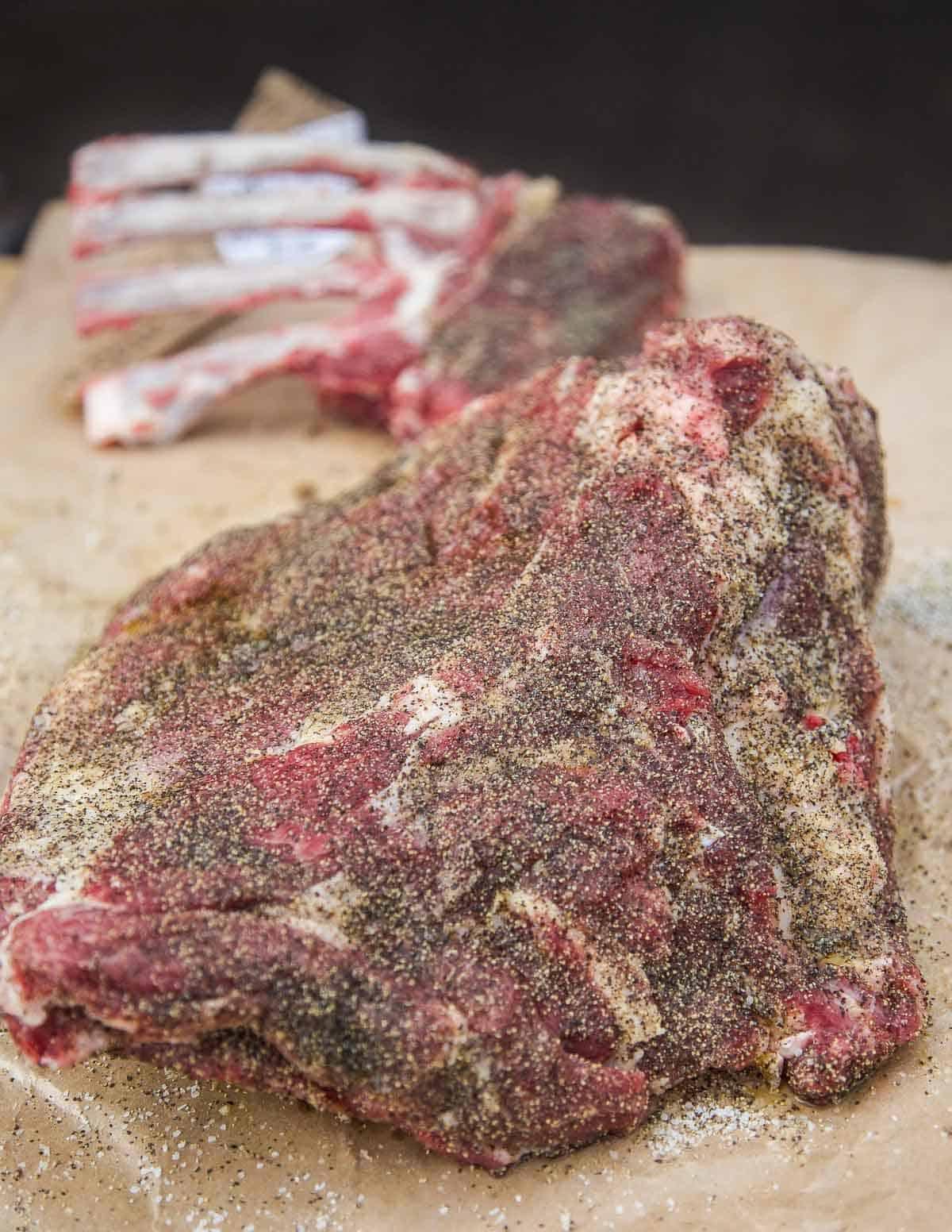 Sliders di Agnello Sfilacciato Affumicato – Il Panino all'Agnello Definitivo 5 Una spalla di agnello cruda coperta di condimento per agnello