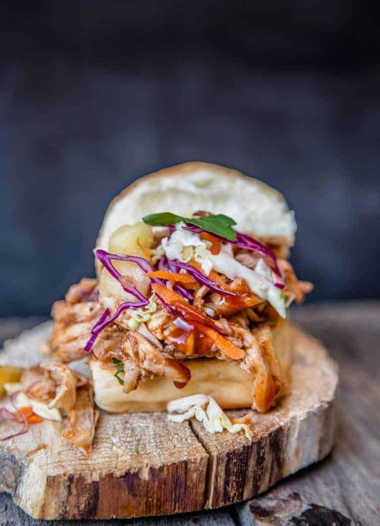 Facili mini-panini con pollo sfilacciato affumicato al BBQ — E come affumicare il pollo! 5 Uno slider di pollo BBQ sfilacciato con panino in stile hawaiano