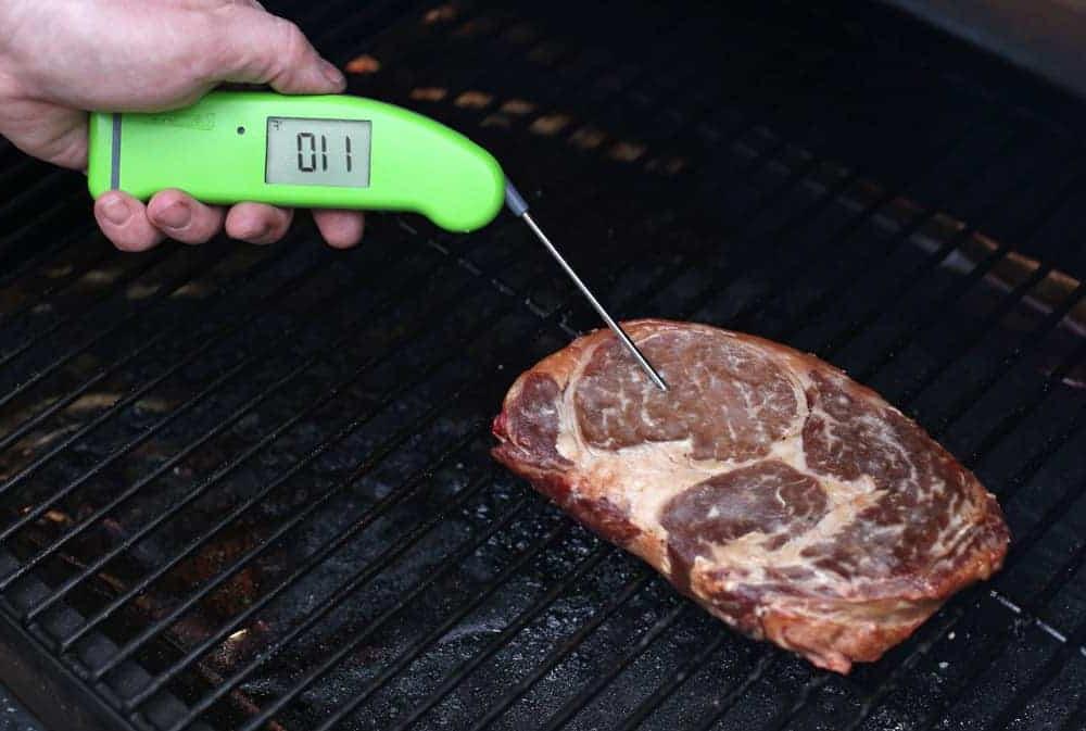 Bistecca Ribeye con Cottura Inversa 5 Misurazione della temperatura di una bistecca con un termometro digitale