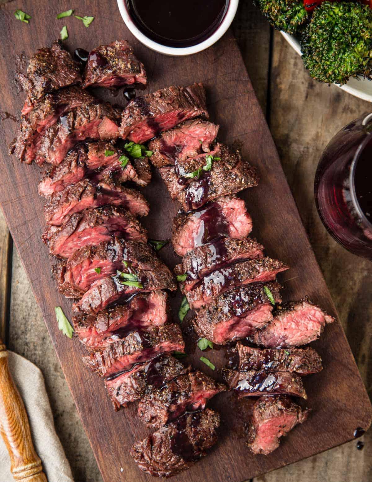 Guida al Pinot Noir 5 Bistecca di diaframma alla griglia su un piatto, accompagnata da una salsa scura.