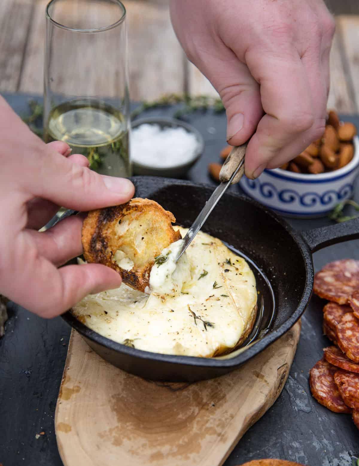 **Brie al Forno con Vino alla Griglia** 5 Spalmare formaggio cremoso su una fetta di baguette tostata