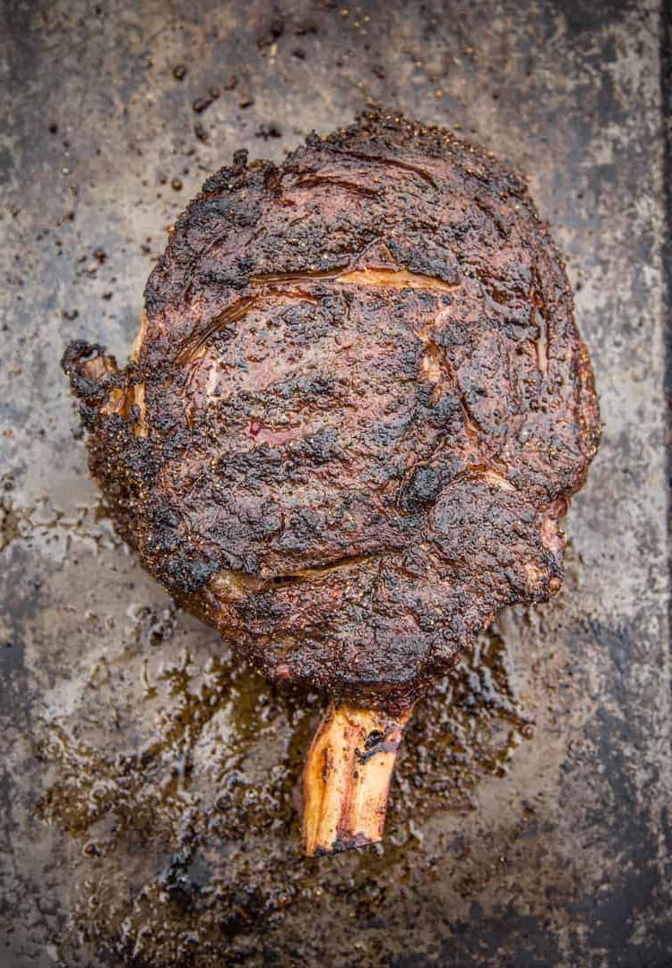 Bistecca Cowboy Ribeye alla griglia a riposo su un piatto.