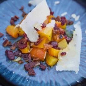 Insalata di Barbabietole Grigliate con Mirtilli Rossi Infusi al Rosé e Pancetta Affumicata