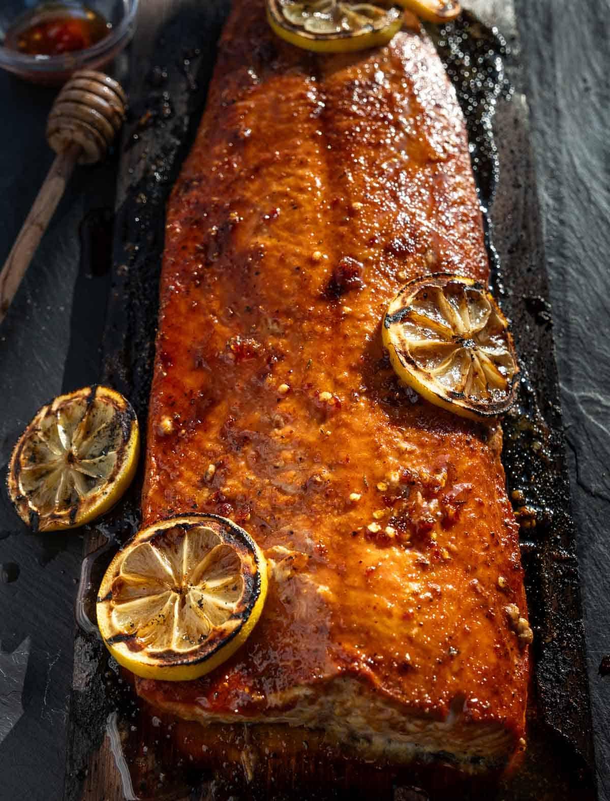 Salmone Grigliato al Miele Piccante 5 Salmone Grigliato al Miele Piccante su un piatto da portata.