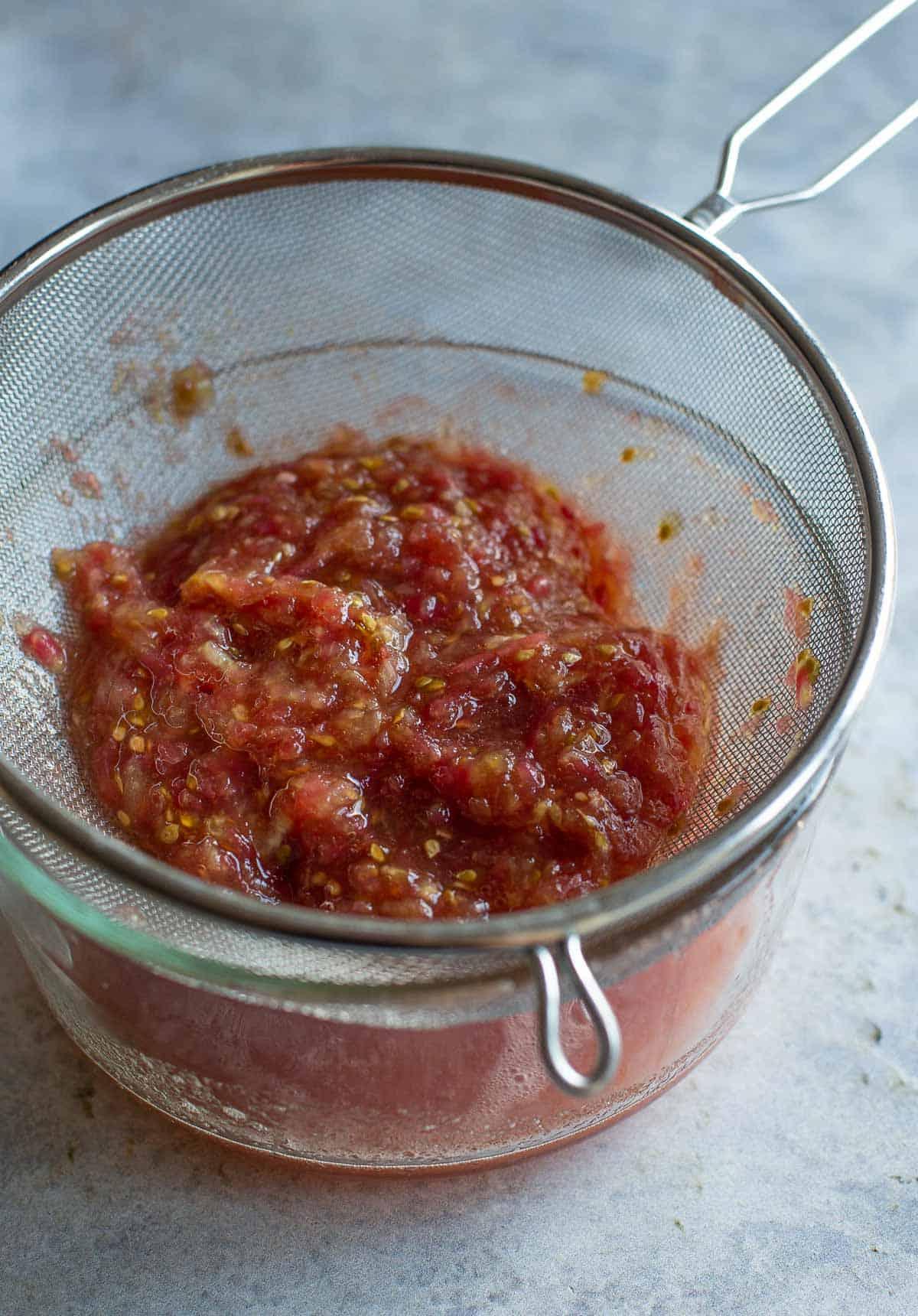 Bruschetta al Pomodoro 5 Pomodori grattugiati in una ciotola