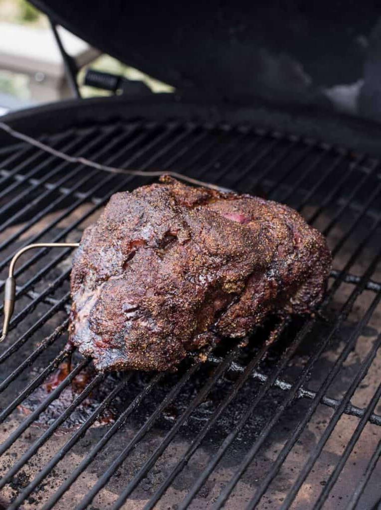 Panini con Manzo Sfilacciato Affumicato Brasato al Vino 5 Chuck Roast dopo 5 ore sull'affumicatore