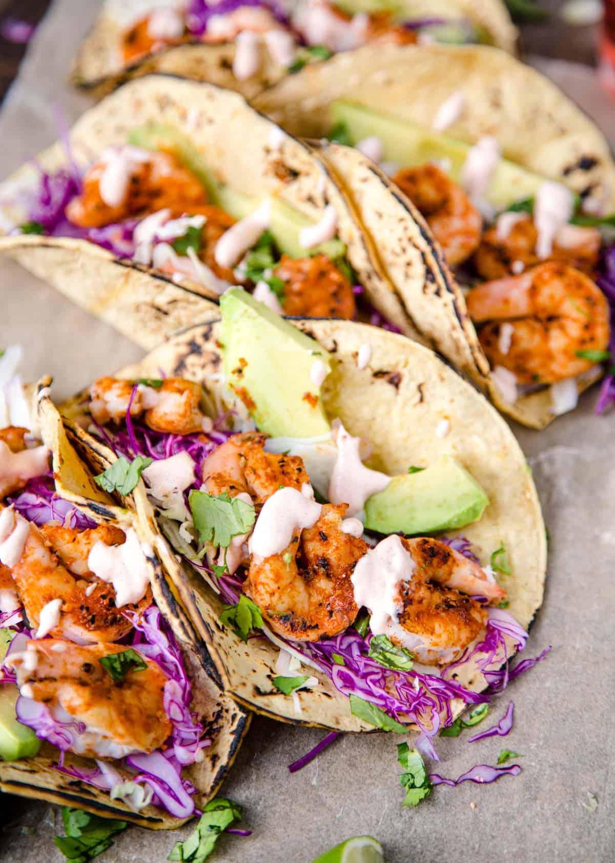 Tacos di Gamberi alla Griglia con Crema al Lime 5 Un piatto di tacos di gamberi alla griglia guarniti con una crema al lime