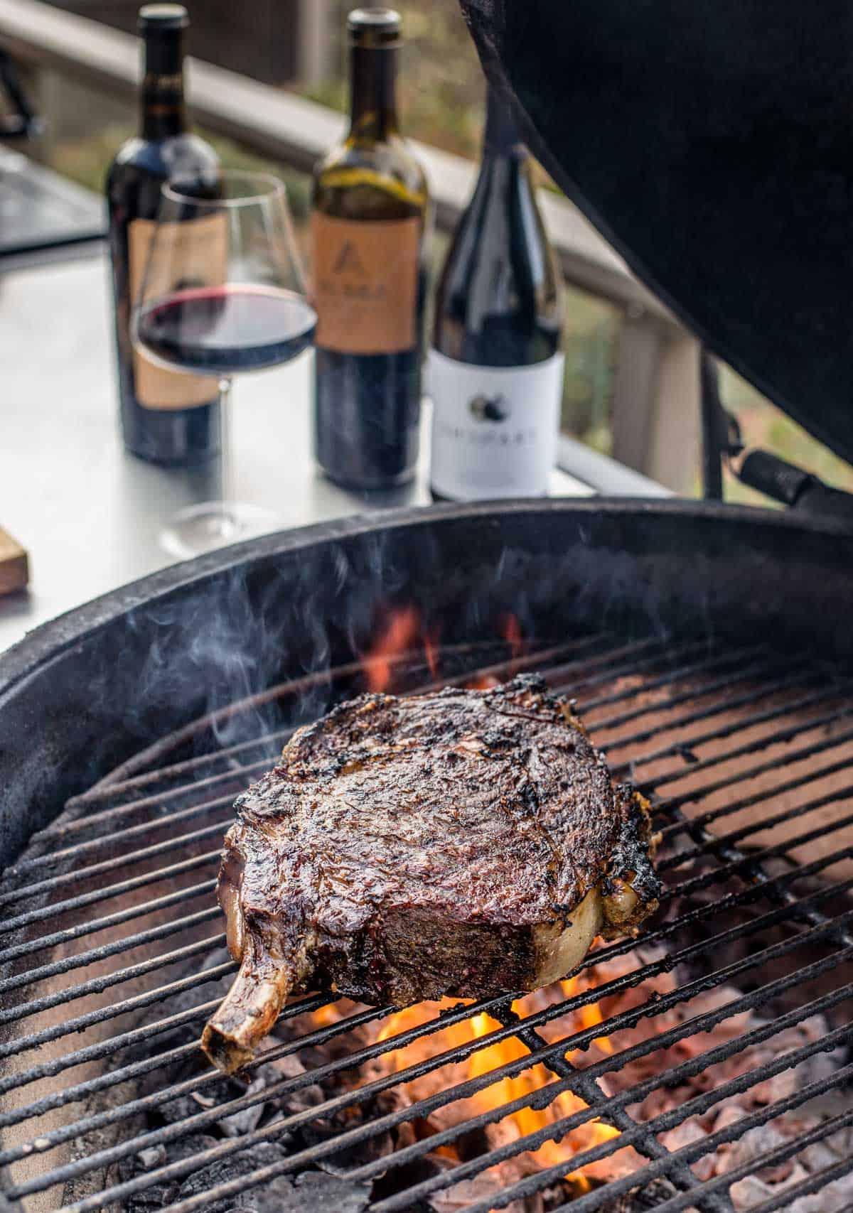 Guida al Cabernet Franc 5 Bistecca Ribeye alla griglia con bottiglie di vino