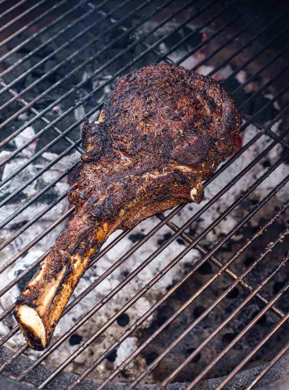 Il Condimento Supremo per Manzo – Su una Bistecca Tomahawk 5 Bistecca Tomahawk grigliata a calore indiretto.