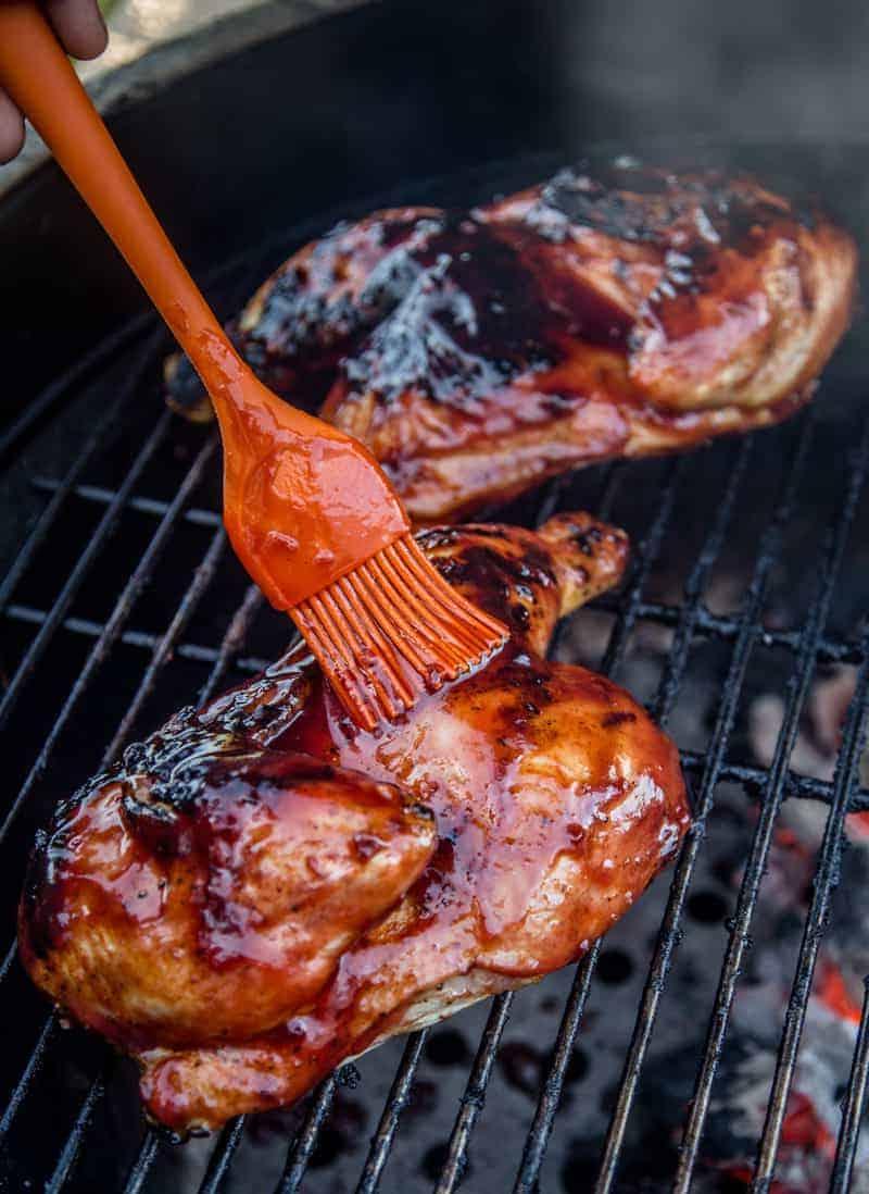 Pollo alla Griglia con Salsa BBQ ai Mirtilli Rossi 5 Glassare il pollo alla griglia con Glassa ai Mirtilli Rossi e Chipotle