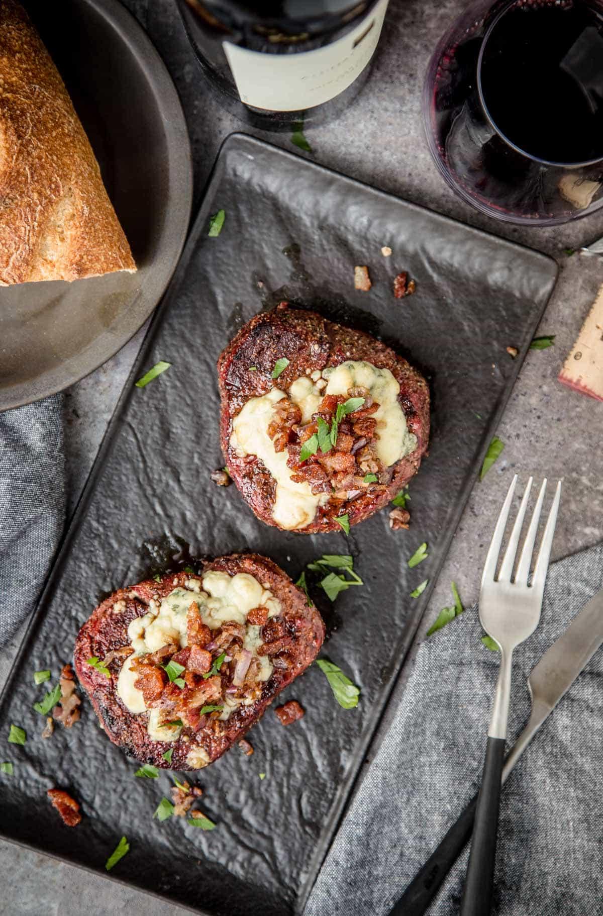 Filetto Mignon Perfettamente Grigliato con Pancetta e Gorgonzola 5 2 Filetti Mignon alla Griglia e un bicchiere di vino rosso Cabernet Sauvignon