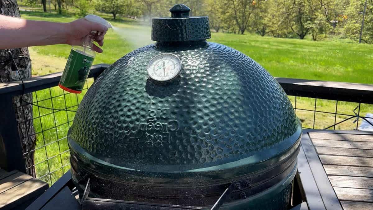 Come Pulire a Fondo e Mantenere il Tuo Big Green Egg o la Tua Griglia Stile Kamado 5 Spruzzare l'esterno di un Big Green Egg XL con sgrassatore agli agrumi.