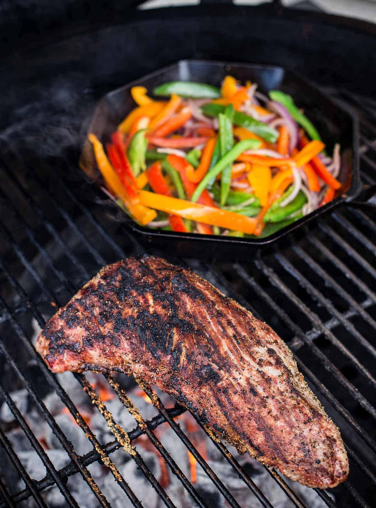 Ricetta Facile di Fajitas di Punta di Fianchetto Grigliata 5 Tri-Tip e padella in ghisa di cipolle e peperoni per fajitas di bistecca.