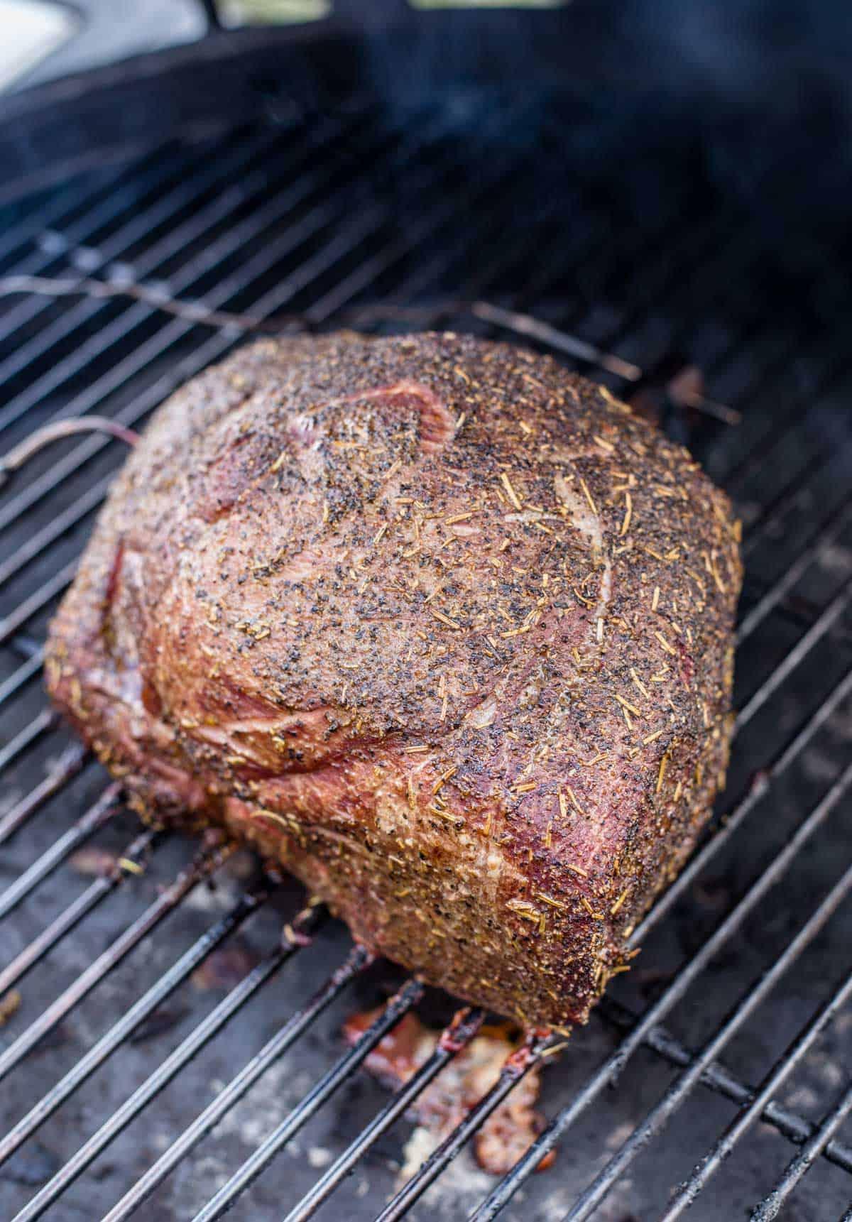Semplice Rosbif Affumicato alle Erbe 5 Arrosto di manzo affumicato in cottura su un affumicatore Big Green Egg