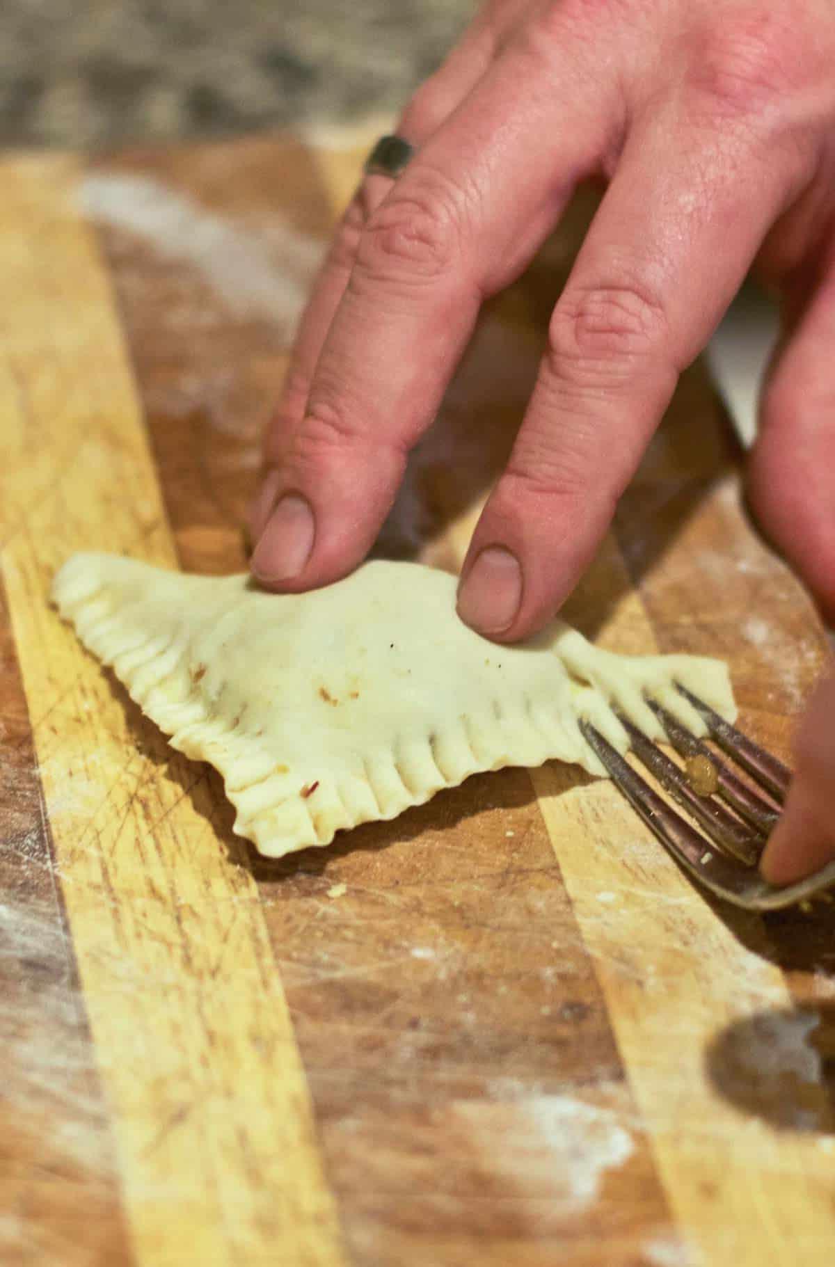 Ricetta Facile di Empanadas di Manzo Fatte in Casa al Forno 5 Piegare la pasta e pressare i bordi con una forchetta