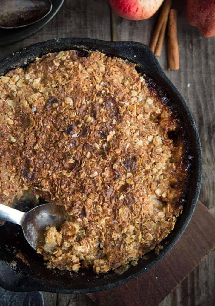**Crumble di Mele Grigliate** 5 Apple Crisp Cotto alla Griglia in ghisa con una porzione tolta