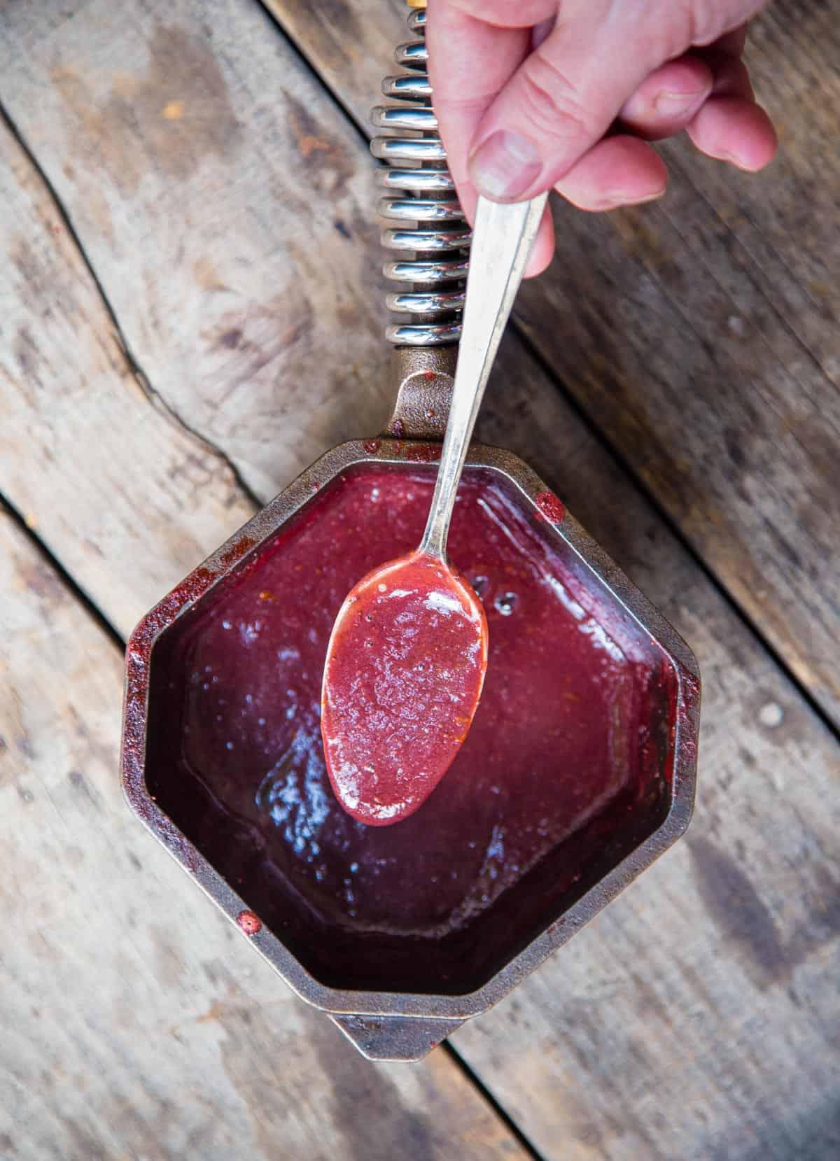 Vasetto di marmellata di fragole affumicate