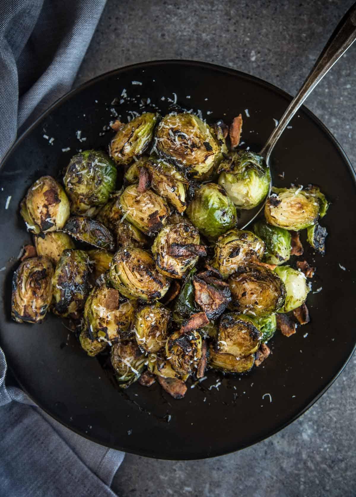 Cavolini di Bruxelles grigliati con pancetta e glassa balsamica.