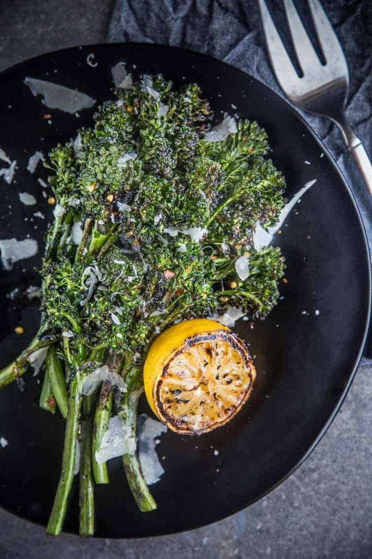 Broccolini Grigliati con Limone Grigliato e Parmigiano