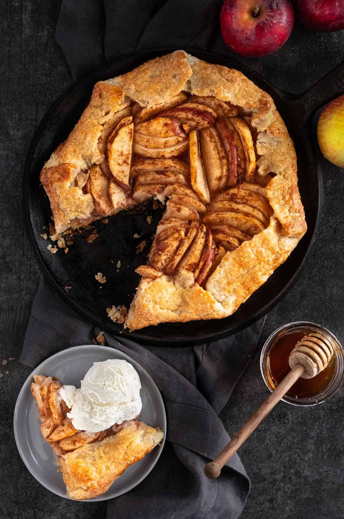 Galette alle Mele Grigliate 6 Galette di mele alla griglia su un piatto con una fetta e una pallina di gelato su un piatto più piccolo.