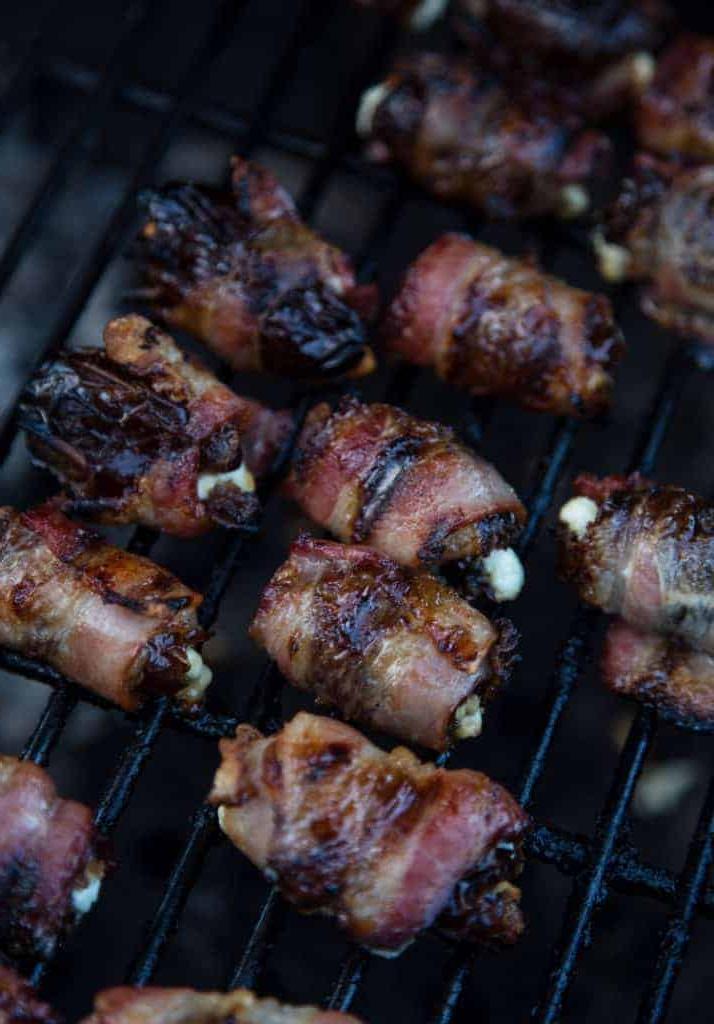 Datteri Avvolti nel Bacon Grigliati con Miele Affumicato 6 Cottura dei Datteri Avvolti nel Bacon sulla griglia