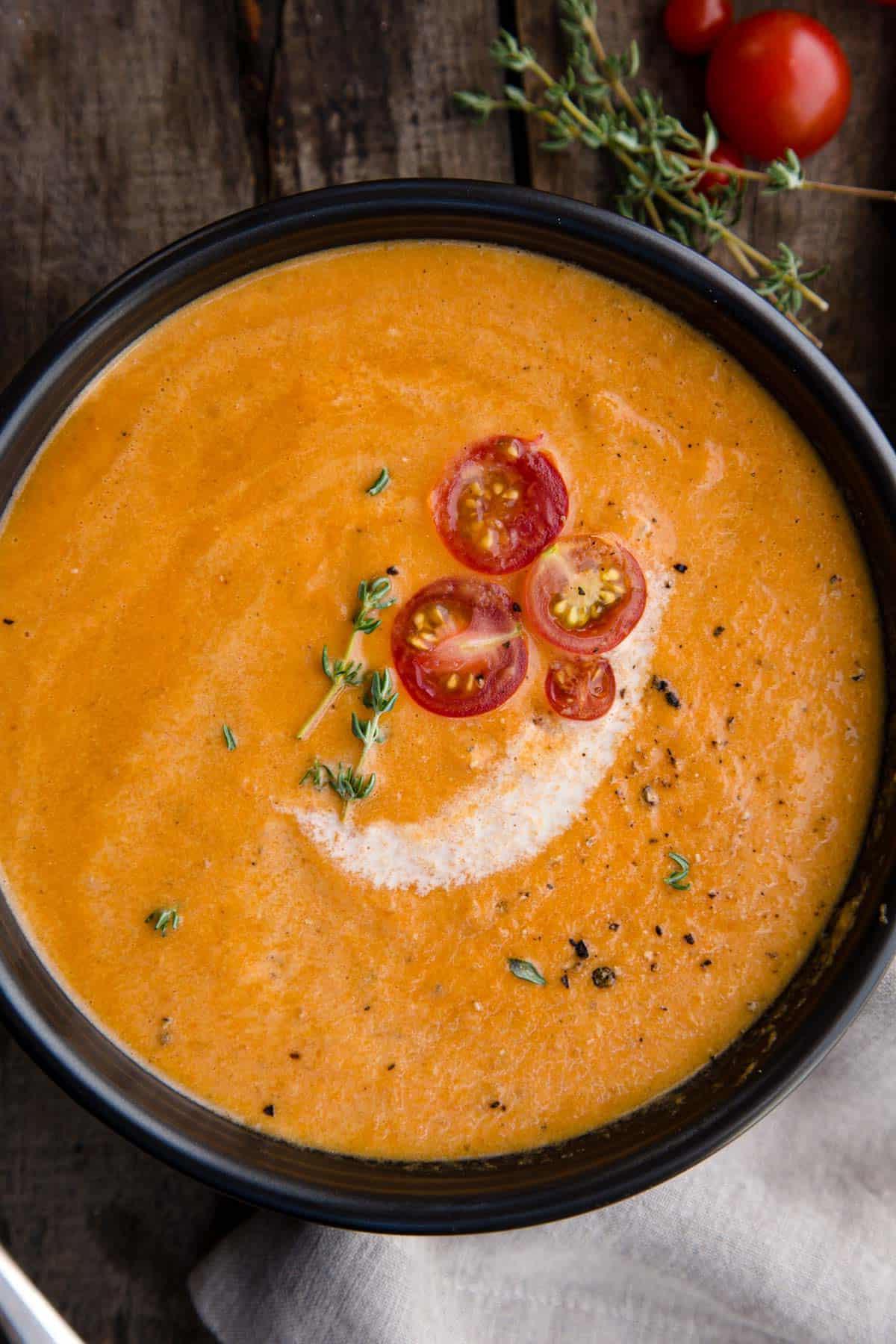 Vellutata di Pomodoro Affumicato 6 Primo piano di una ciotola di bisque di pomodoro affumicato.