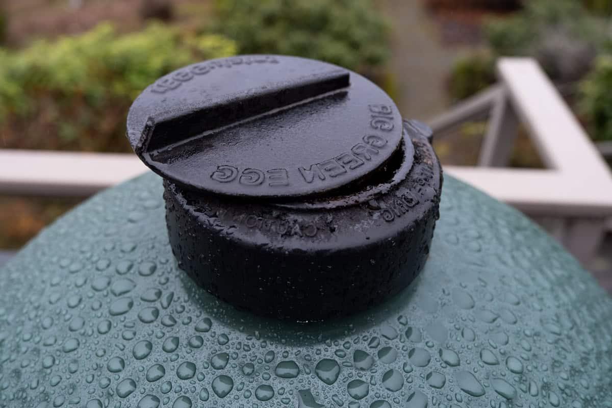 Come Usare il Big Green Egg Egg Genius 6 Un'immagine del tappo del regolatore di un Big Green Egg leggermente aperto di circa un quarto di pollice.