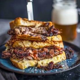 Sandwich con Brisket e Formaggio Fuso 6 Due metà di Panino al Formaggio Grigliato con Brisket impilate l'una sull'altra