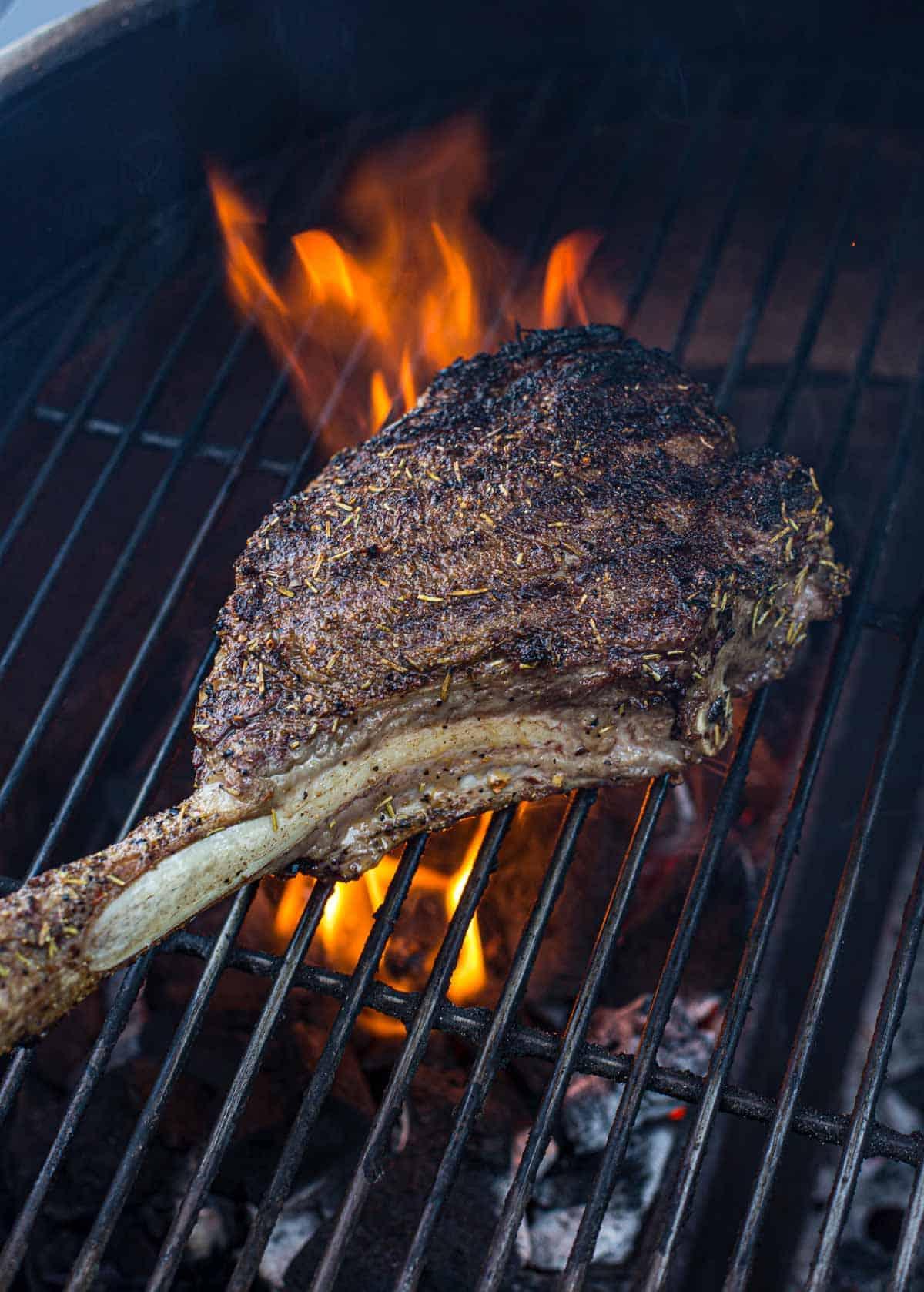 Ricetta della Bistecca Tomahawk Grigliata alla Perfezione 6 Bistecca tomahawk che cuoce a fuoco diretto su un Big Green Egg.