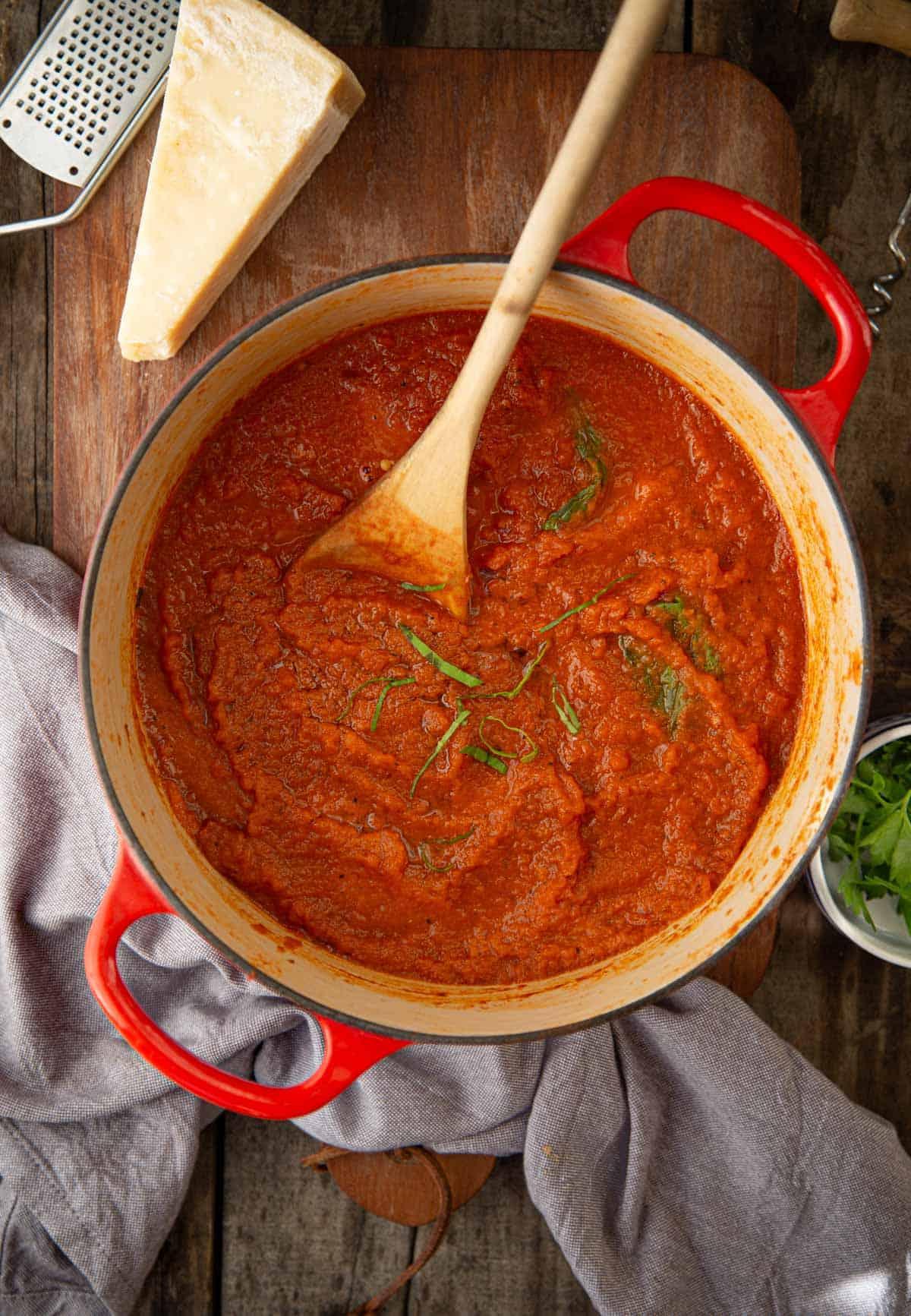 Salsa Marinara di Pomodoro Affumicato 6 Una pentola piena di salsa marinara ai pomodori affumicati