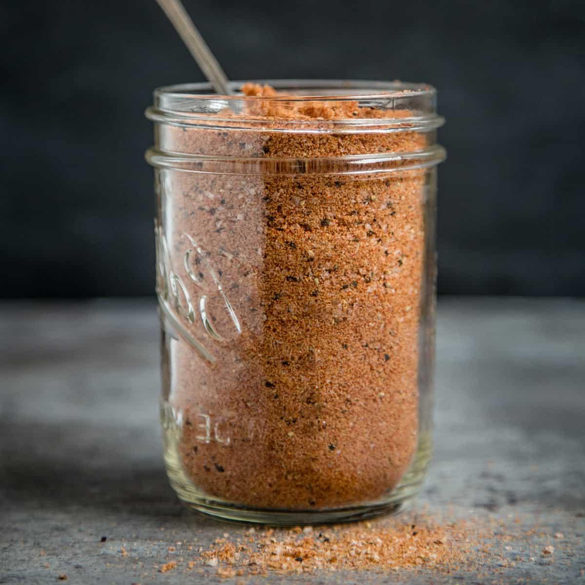 Migliori Tecniche e Ricette di Barbecue da Padroneggiare 6 Rub secco fatto in casa per maiale e pollo in un barattolo di vetro