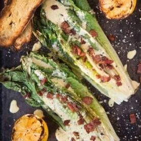 Insalata Caesar di Lattuga Romana Grigliata 6 Insalata Caesar Grigliata con Pancetta Croccante