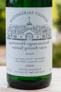 Guida al Vino Riesling 6 Etichetta di una bottiglia di Riesling tedesco, con indicazioni di origine e stile del vino.