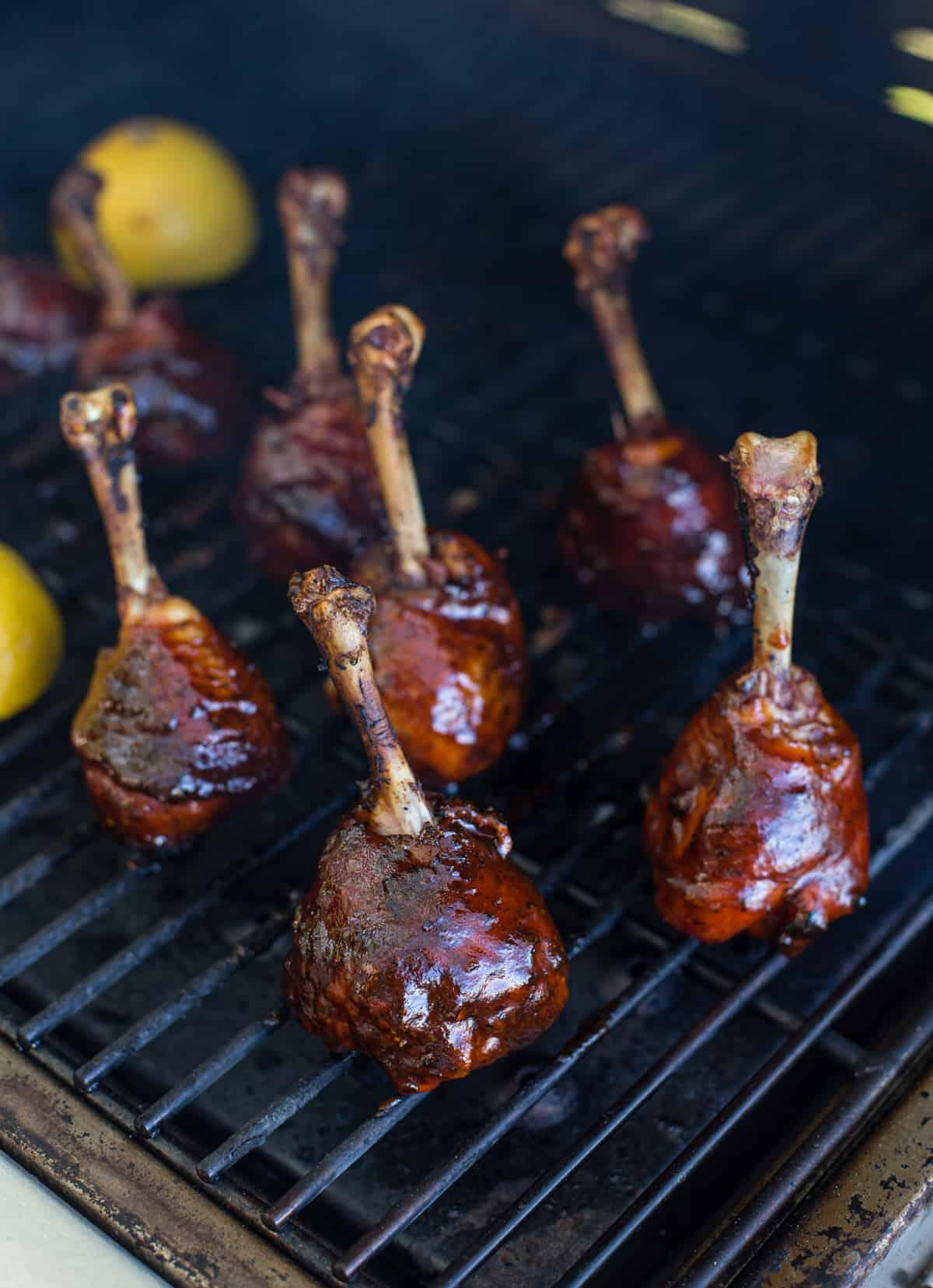 Fusi di Pollo a Lecca-lecca alla Griglia con Glassa BBQ Piccante 6 Cosce di pollo in cottura sulla griglia