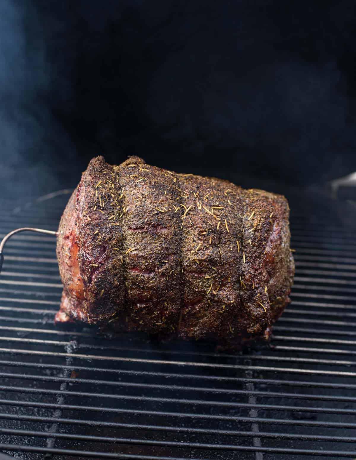 La Migliore Costata di Manzo Affumicata (Ricetta + Video) 6 costata di manzo con crosta di erbe sul Big Green Egg.