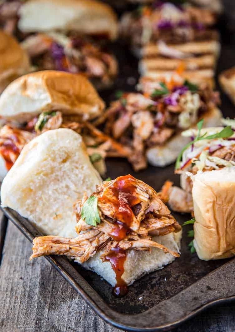Facili mini-panini con pollo sfilacciato affumicato al BBQ — E come affumicare il pollo! 6 Sliders di pollo BBQ sfilacciato su una teglia